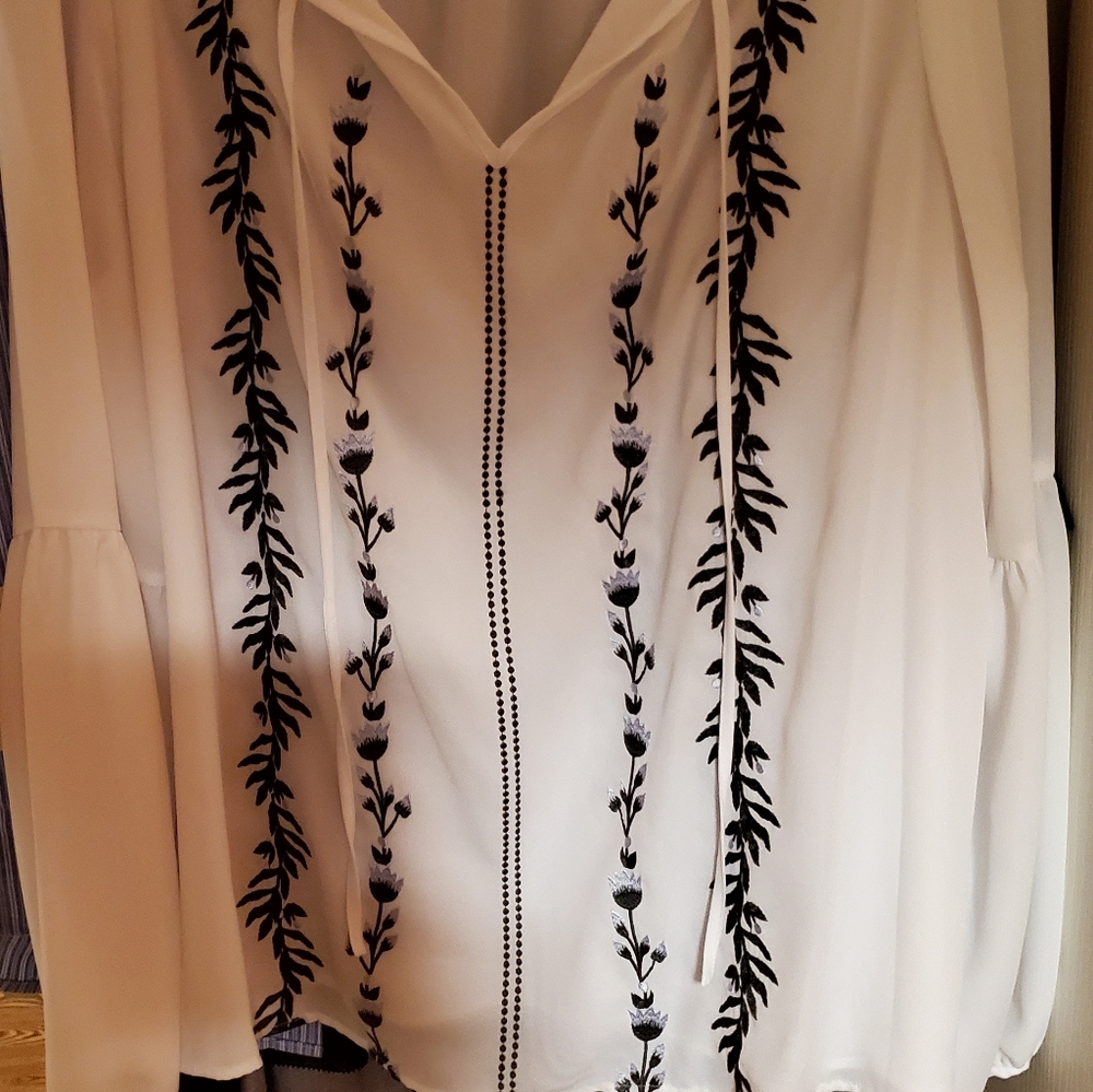 Womans blouse - Picture 2 of 2